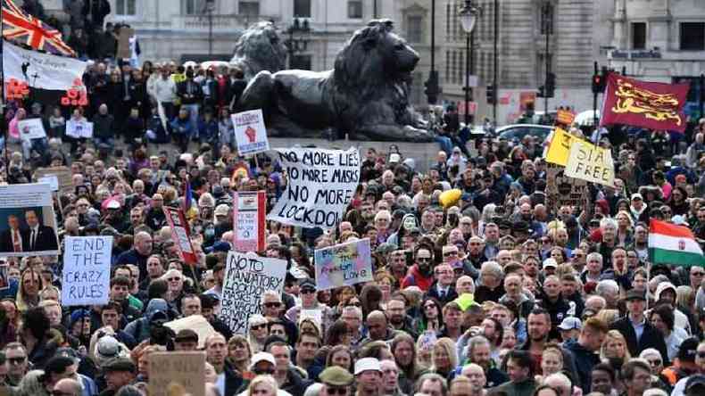 Multido ocupa Trafalgar Square em Londres(foto: EPA)