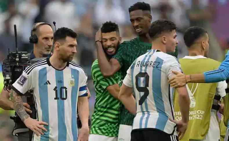 jogadores da Argentina e Arbia Saudita se cumprimentam apS partida