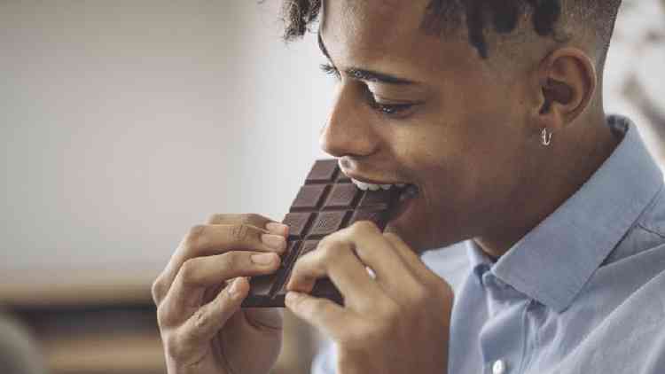 Homem comendo chocolate