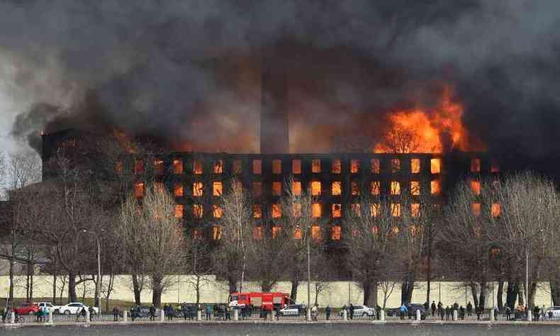 Bombeiros trabalham para extinguir o fogo na fbrica(foto: Olga MALTSEVA / AFP)