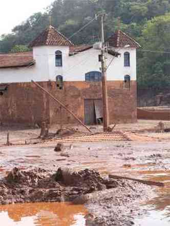 Mar de lama invadiu o subdistrito de Paracatu de Baixo: algumas localidades atingidas no estavam na lista da mineradora(foto: Sidney Lopes/EM/DA Press)