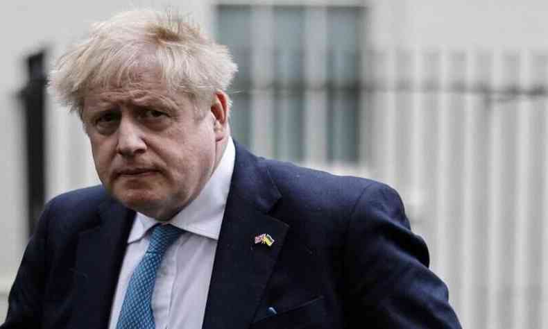 Primeiro-ministro britnico, Boris Johnson em primeiro plano, fundo desfocado