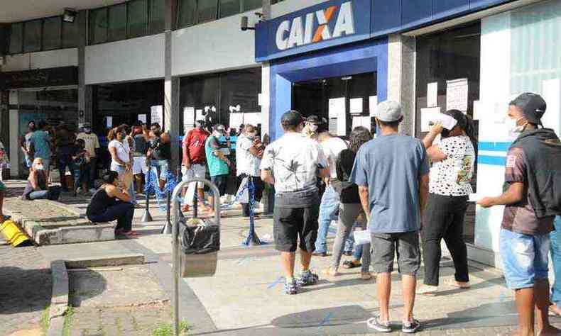 Fila do auxlio emergencial em Belo Horizonte: expectativa  que o pagamento seja retomado em maro (foto: Juarez RodriguesEM/D.A Press)