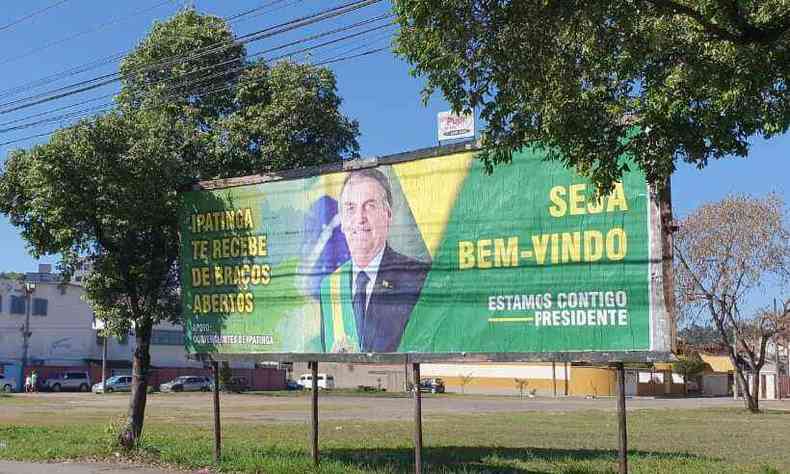 Outdoor foi instalado em uma rua de Ipatinga, cidade que Bolsonaro visitar nesta quarta (26)(foto: Matheus Muratori/EM/D.A Press)