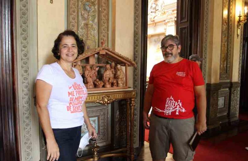 Os professores Eunadia Cavalcante e Clewton Nasicmento aproveitaram a vinda à BH para conhecer o Palácio da Liberdade e admirar os presépios(foto: Edésio Ferreira/EM/D.A Press) Os professores dentro do Palácio e ao lado de um presépio