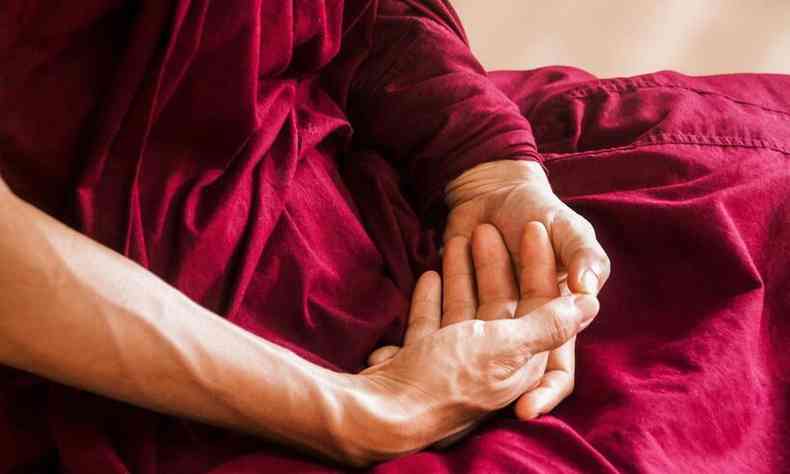 Mãos juntas em prece e meditação