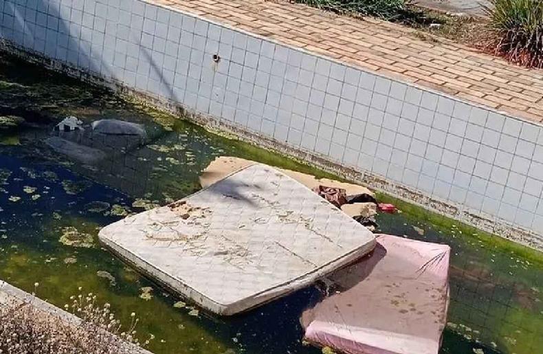 piscina abandonada com colcho