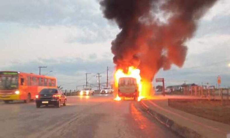 O acidente ocorreu na rodovia LMG-808, no Bairro Ouro Branco, em Contagem, por volta das 18h(foto: Guarda Civil de Contagem/ Divulgação) O acidente ocorreu na rodovia LMG-808, no Bairro Ouro Branco, em Contagem, por volta das 18h(foto: Guarda Civil de Contagem/ Divulgação)