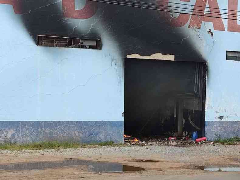 Dano em empresa de calados atingida pelo fogo