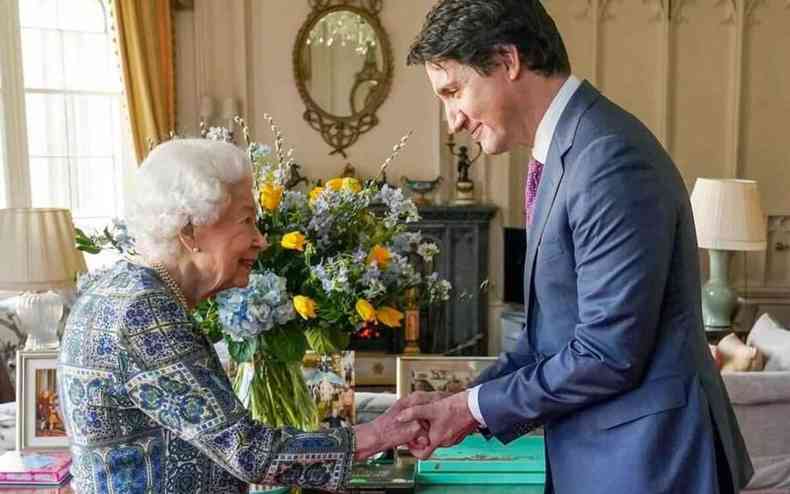 Elizabeth cumprimenta o primeiro-ministro canadense Justin Trudeau 