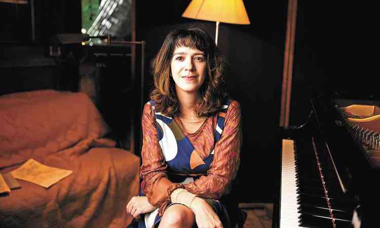 Pianista Erika Ribeiro olha para a cmera e sorri