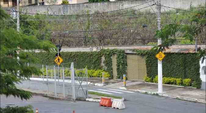 Atrs do muro, quadra e uma rea para festa construdos em terreno de 800m2, no Santa Ins, alugado pela bagatela de R$ 695,24(foto: Juarez Rodrigues/EM/D.A Press)