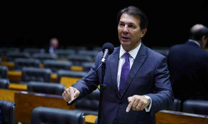 Arthur Maia, de terno e gravatas azul escuro e camisa branca, falando ao microfone na Cmara dos Deputados 