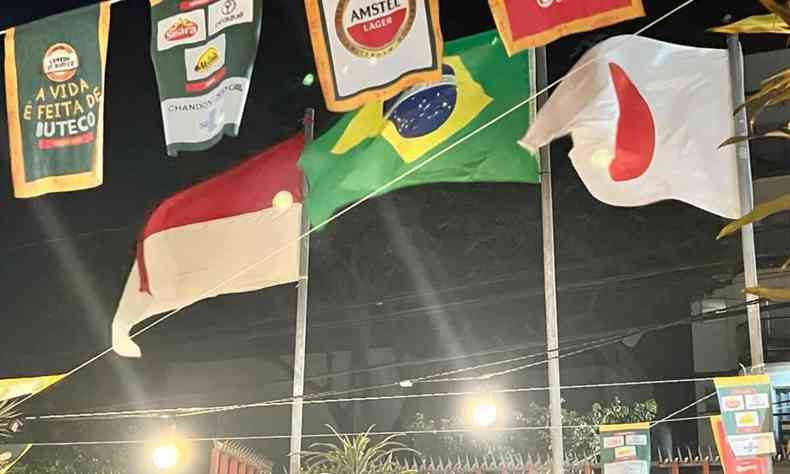 Fachada do Barrigutinha Buteco Bar com Bandeiras da Indonsia, do Brasil e do Japo