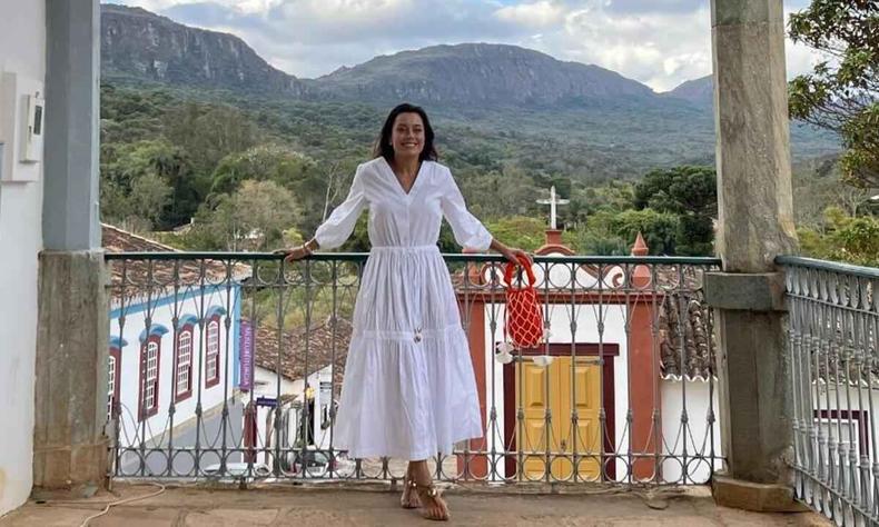 apresentadora daniela filomeno em Tiradentes, tendo ao fundo casario colonial