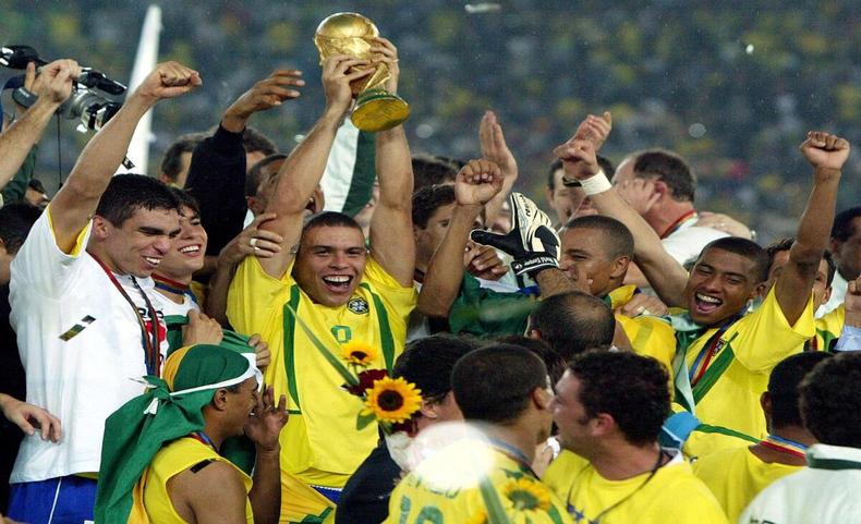 Jogadores da Seleo Brasileira erguem a taa da Copa do Mundo de 2002