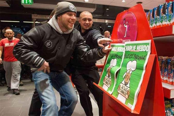 Exemplares da revista foram vendidos em minutos em quiosque na Alemanha(foto: AFP PHOTO / DPA / MAURIZIO GAMBARINI )