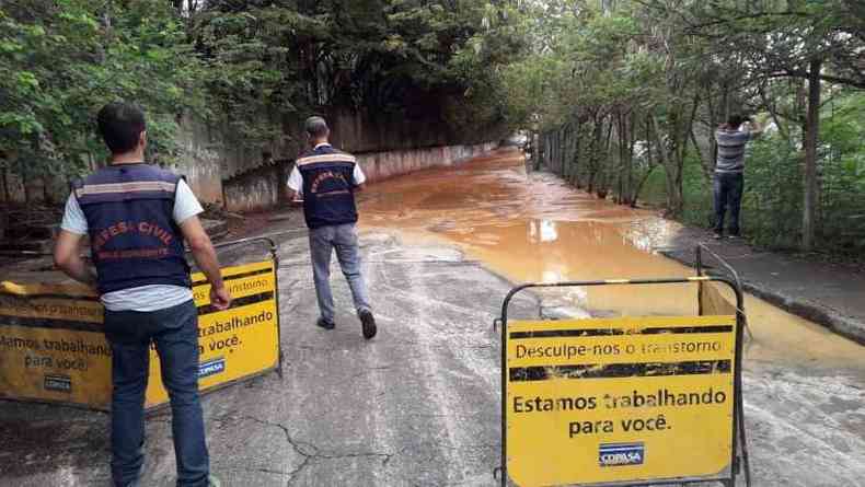 Defesa Civil de Belo Horizonte interdita rua alagada(foto: Jair Amaral/EM/D.A.Press)