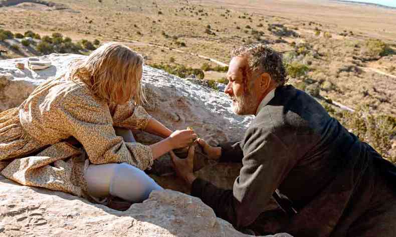O capito Jefferson Kyle Kidd (Tom Hanks) e a menina Johanna (Helena Zengel) so os protagonistas do longa, disponvel na Netflix(foto: Universal Pictures/Divulgao)