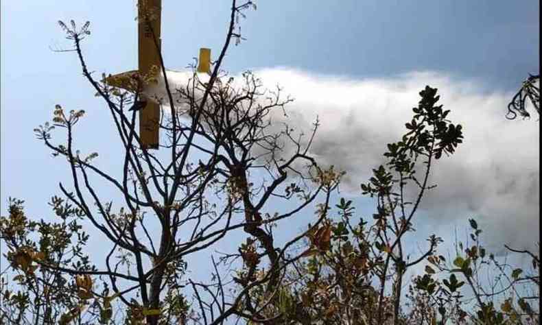 Quatro avies e um helicptero tentam conter chamas na Serra do So Jos
