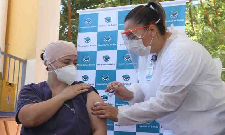 Fisioterapeuta Franciely da Silva recebe vacina contra COVID-19, aplicada pela enfermeira Elisngela Rodrigues(foto: Jair Amaral/EM/D.A Press)