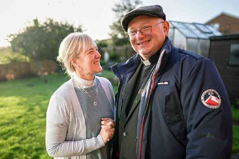 Lisa e Robert Opala sorrindo em um uma rea externa com gramado