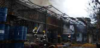 Galpo ficou totalmente destrudo pelo incndio(foto: Bombeiros / Divulgao)