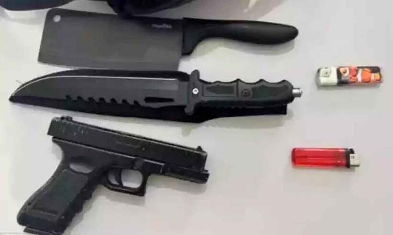 Uma pistola airsoft e duas facas foram encontradas na mochila de um adolescente apreendido em BH, que alegou levar as armas para se defender em caso de ataque
