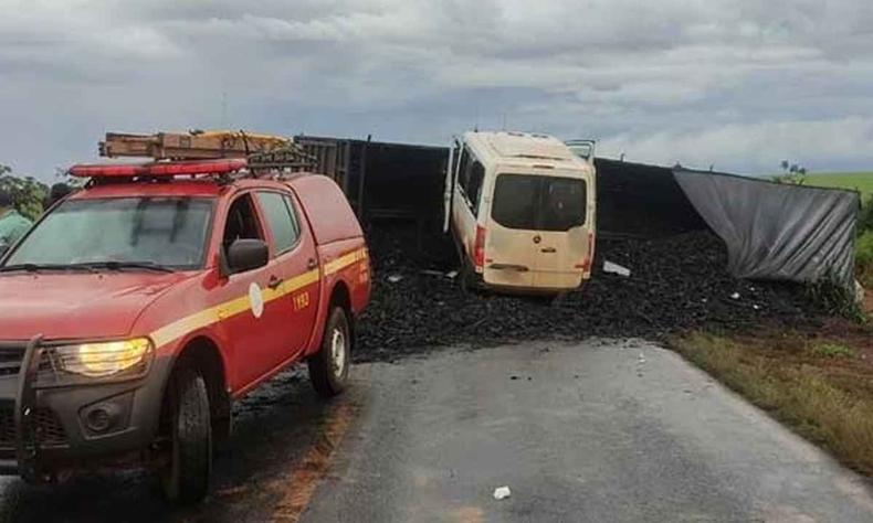 Imagem do corpo de bombeiros prestando atendimento a acidente de trnsito