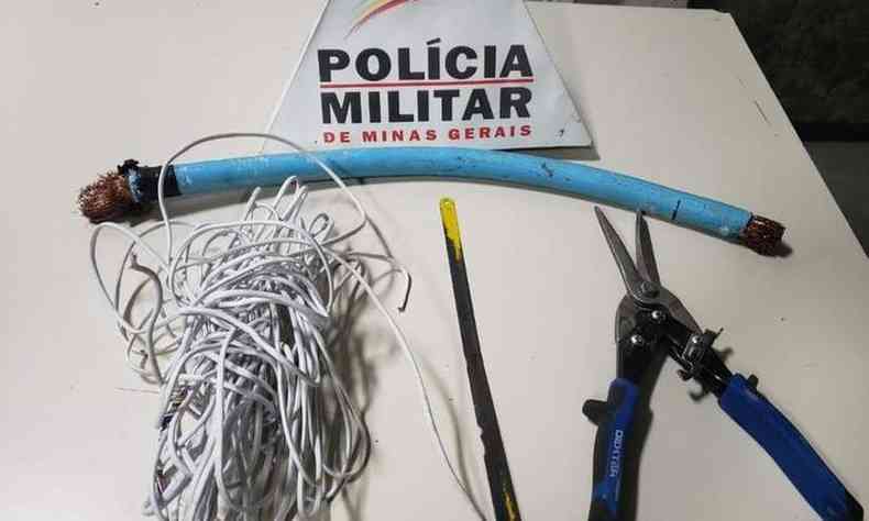 Material apreendido junto com o suspeito(foto: Foto: Divulgao / Polcia Militar)