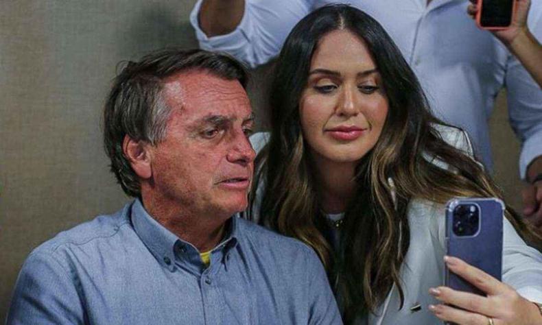 Laryssa tirando uma 'selfie' com o ex-presidente