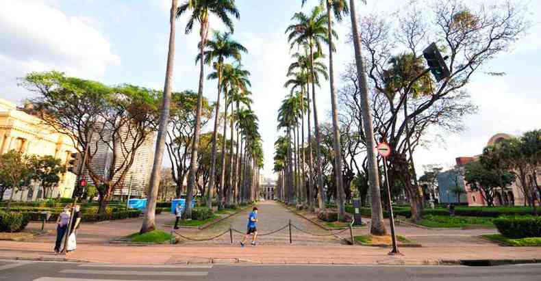 Praa da Liberdade aberta ao pblico desde ontem: alvio que comear a ser estendido aos parques no prximo dia 29(foto: Gladyston Rodrigues/EM/D.A Press)