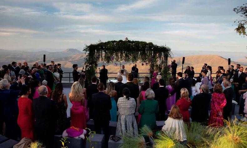 Casamento teve como cenário a bela vista das montanhas mineiras (foto: Márcia Charnizon/divulgação) Casamento é celebrado no Morro do Chapéu, tendo as montanhas ao fundo