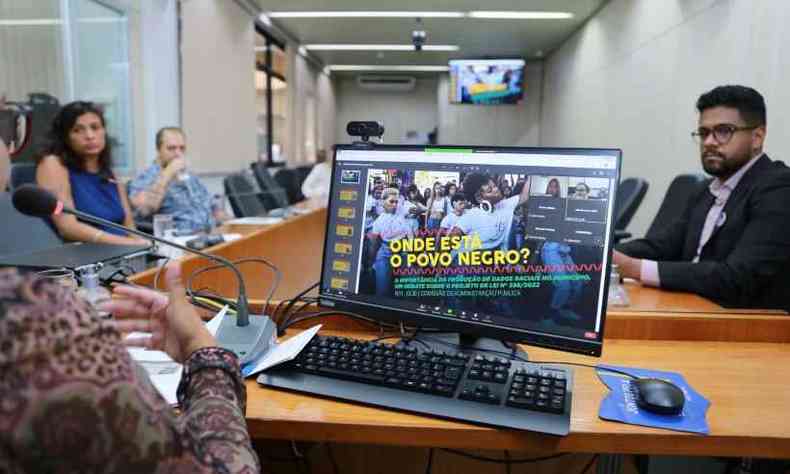 Imagem mostra a tela de um computador onde se l 'Onde est o povo negro?' com uma foto de fundo que mostra um grupo de mulheres negras reunidas