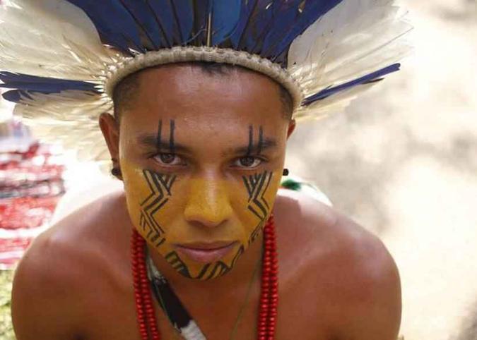 Xohã Pataxó, 24, é professor na aldeia Mata Medonha, onde as tradições são seguidas à risca (foto: Ana Rayssa/Esp. CB/D.A Press ) Xohã Pataxó, 24, é professor na aldeia Mata Medonha, onde as tradições são seguidas à risca (foto: Ana Rayssa/Esp. CB/D.A Press )