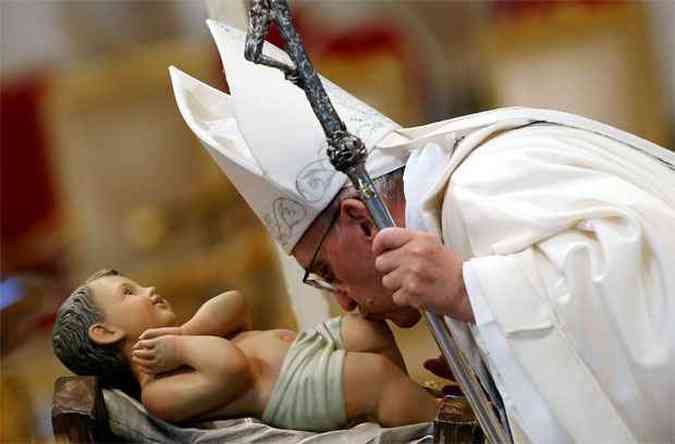 O religioso beijou imagem beb de Jesus e questionou: 'o que acontece no corao da humanidade?'(foto: REUTERS/Giampiero Sposito )