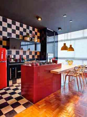 O teto preto conferiu maior charme  cozinha, que apostou em elementos vermelhos para contrastar(foto: Jomar Bragana/Divulgao)