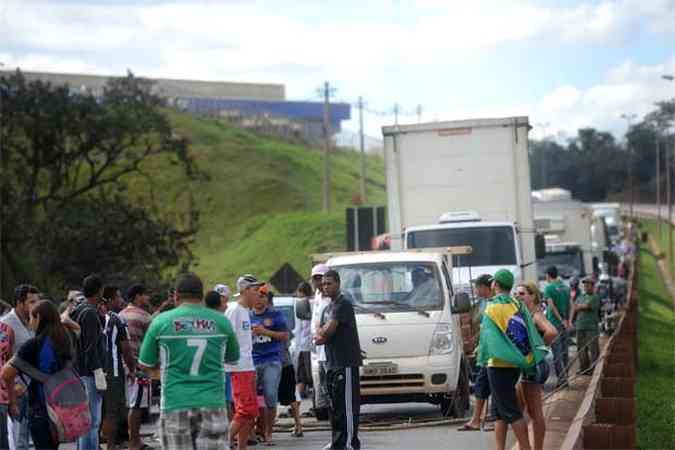 Manifestao na BR-381 (Ferno Dias) prximo ao Bairro Citrolndia, em Betim(foto: Leandro Couri/EM/D.A Press)