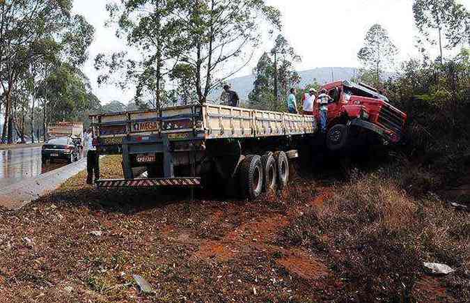 Caminho saiu da pista e bateu em um barranco(foto: Euler Jnior/EM/D.A.Press)