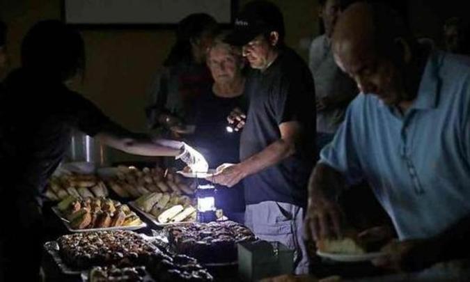 Hóspedes de hotel em Fort Lauderdale foram servidos à luz de lanterna, enquanto permanece o temor de queda de árvores, bloqueio de estradas e saques a supermercados(foto: Somodevilla/Getty Images/AFP) Hóspedes de hotel em Fort Lauderdale foram servidos à luz de lanterna, enquanto permanece o temor de queda de árvores, bloqueio de estradas e saques a supermercados(foto: Somodevilla/Getty Images/AFP)