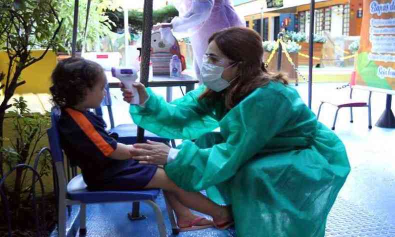 Mesmo com protocolos sanitrios nas escolas, alguns pais iro manter os filhos em contato com a mesma 'bolha social'(foto: Jair Amaral/EM/D.A Press)