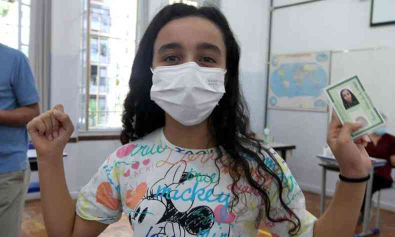 Estudante Maria Alice Júlia de Andrade, de 10 anos, comemora a aplicação da vacina após tanta espera