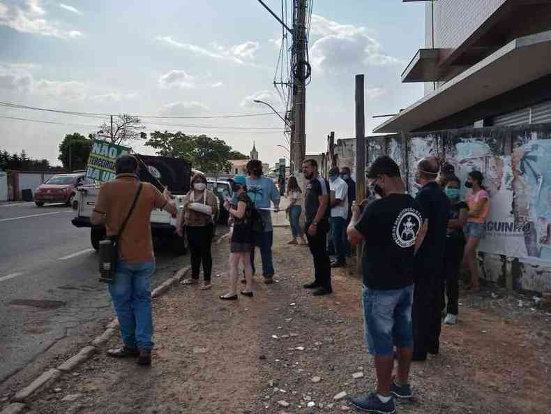 Manifestantes ocuparam o passeio em frente  UPA de Lavras(foto: mile Patrcio)