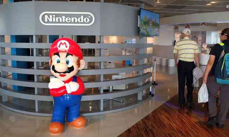 O logotipo da gigante japonesa de games Nintendo e seu personagem de jogo Super Mario em Tquio (foto: AFP / KAZUHIRO NOGI )
