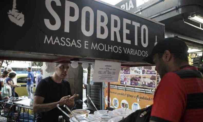 O dono do 'Spobreto' vende comida na rua h pelo menos 13 anos(foto: Alexandre Cassiano)