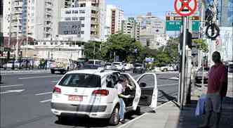 Passageiro desembarca em local de parada e estacionamento proibidos. Casos mais graves, com risco a passageiros e outros motoristas, geraram punies para 180 condutores(foto: Beto Magalhes/EM/D.A Press)