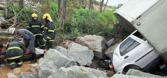 Batida entre carro e caminho deixou trs feridos na BR-381; bombeiros prestaram socorro s vtimas(foto: Marcos Michelin/EM/D.A Press)