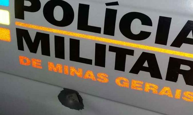Viaturas da PM foram atingidas pelos disparos(foto: Polícia Militar/Divulgação) Viaturas da PM foram atingidas pelos disparos(foto: Polícia Militar/Divulgação)