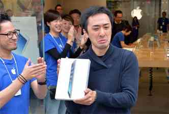 Takaaki Sasaki chorou lgrimas de alegria ao adquirir o gadget em Tquio (foto: AFP PHOTO / Yoshikazu TSUNO )