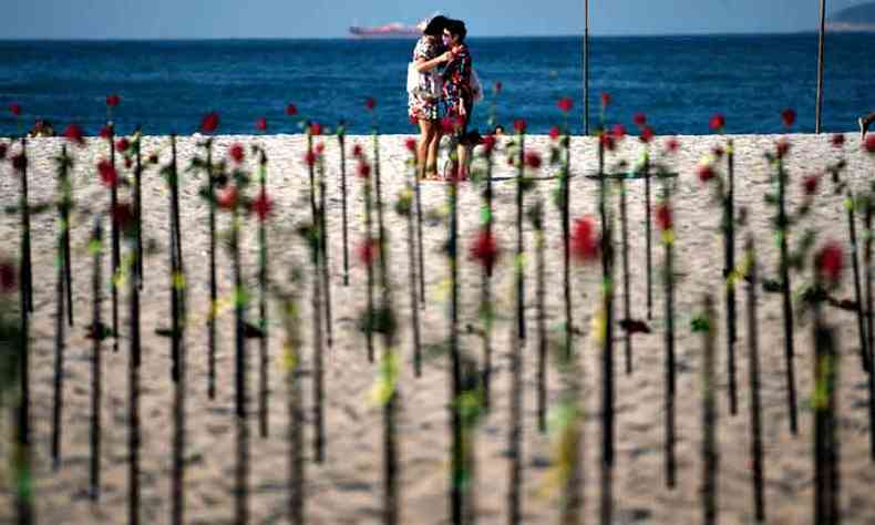 Na Praia de Copacabana, homenagem s vtimas da COVID-19 no Brasil, promovida pela ONG Rio da Paz(foto: CARL DE SOUZA/ AFP - 20/6/21)
